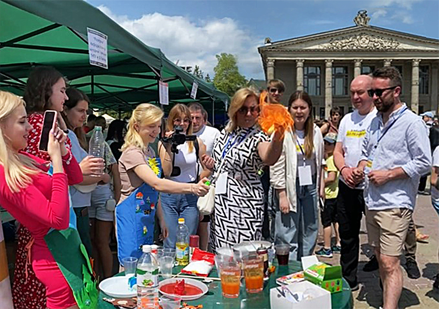  Дослід ''Вогняне шоу на руці'' для організаторів та гостей 10-х Наукових пікніків. Експериментаторка - студентка спеціальності ''дошкільна освіта'' Тетяна Галюк